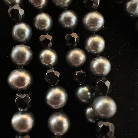 Pearl and garnet flapper length 100” necklace - Picture 4 of 9